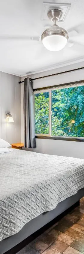 Mount Olympus Suite, Room 9 at Mount Walker Inn，位于Quilcene的酒店