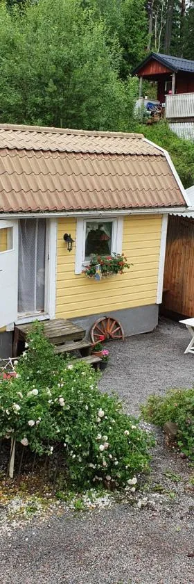 Sjönära liten stuga med sovloft, toilet in separate small house, only OUTDOOR shower!，位于奥克什贝里亚的酒店