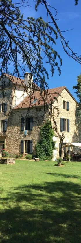 Chambres et table d'hôtes Le cèdre Aveyron，位于Sainte-Croix的酒店