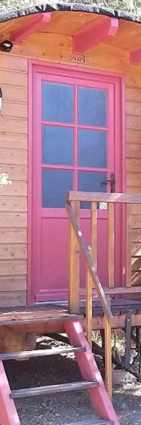 Roulotte romantique avec piscine en Cévennes，位于Monteils的酒店