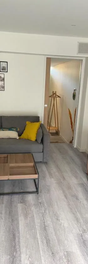 Appartement en rez de jardin tout équipé，位于弗洛恩斯的酒店
