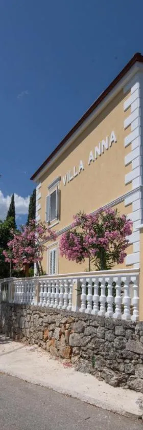 Villa Anna-potkrovlje，位于伊卡的酒店