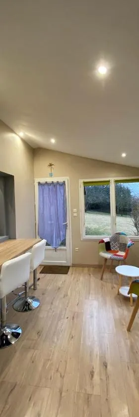 Gîte cosy en milieu rural，位于Lavilleneuve-au-Roi的酒店