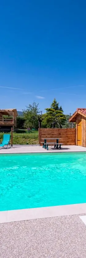 Eco Lodge, terrasse, piscine, Parc du Pilat，位于Saint-Appolinard的酒店