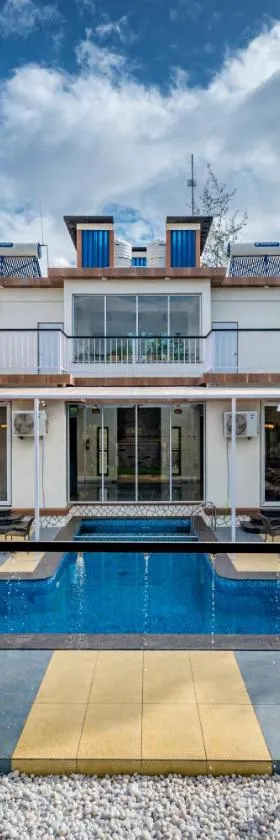 SaffronStays Casa De Familia, Karjat - pool villa with ample open space for outdoor games，位于Jambrung 的酒店