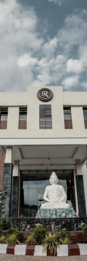 Royal Ritz，位于Amīnbhāvi的酒店