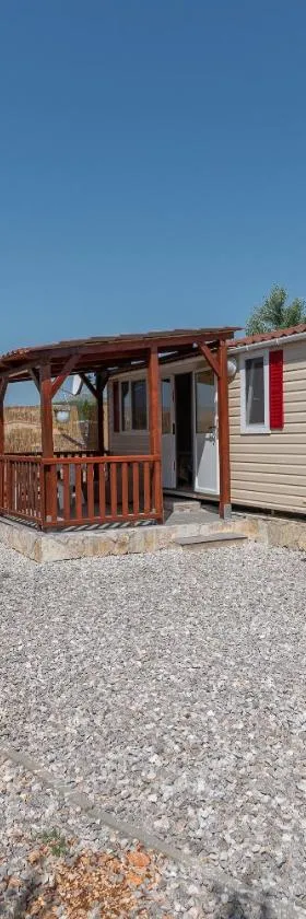 'Olive grove' Camping House-near the beach，位于Divulje的酒店