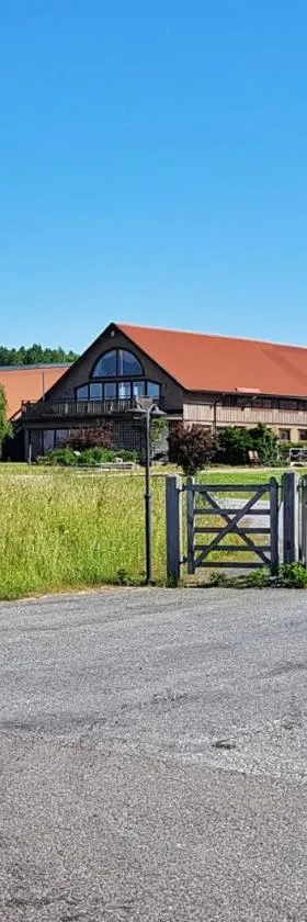 Flora Dekor gästgård，位于阿灵索斯的酒店