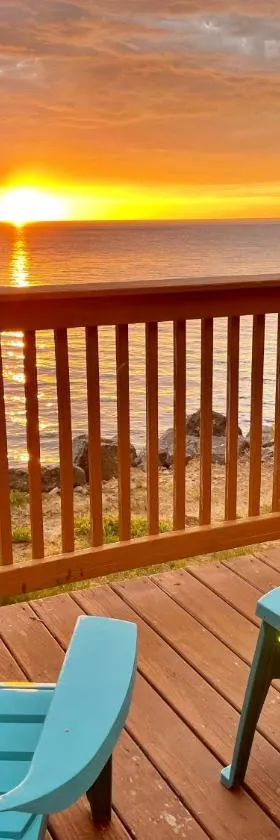 Cozy LAKE ONTARIO WATERFRONT Breathtaking Views!，位于Pulaski的酒店