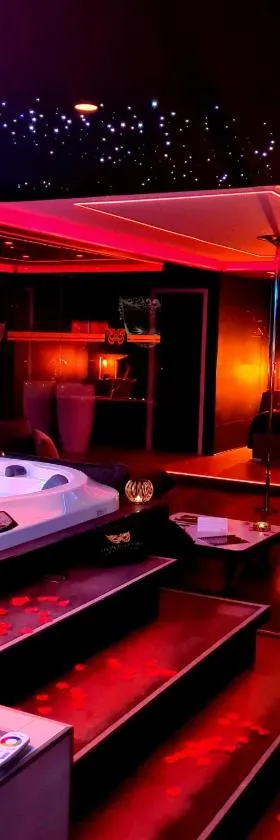 LES SECRETS ROOMS, LOVE ROOM DE LUXE AVEC JACUZZI，位于里沃萨尔特的酒店
