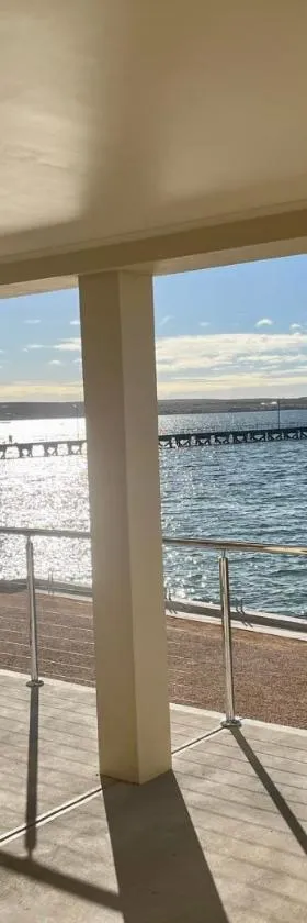 Beachside & Jetty View Apartment 1 - Admirals Apartment，位于Streaky Bay的酒店