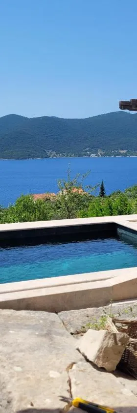 Green Marble Pool Cottage 3 BR in 2 adjoining stone buildings on a 2 acre private land，位于维甘的酒店