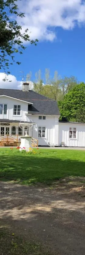 Bredsjö Gamla Herrgård White Dream Mansion，位于海勒福什的酒店