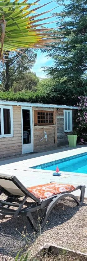 Chalet banane devant piscine, a 6km du festival de piano de la roque d'anthéron，位于罗尼的酒店