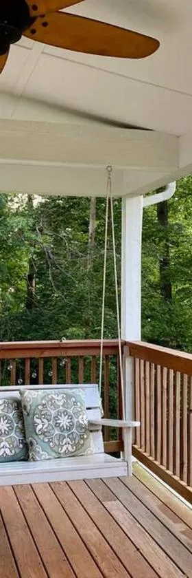Beautiful 2 BR 1 BA Cabin in Blue Ridge Mountains: The Little White House，位于马丁斯维尔的酒店