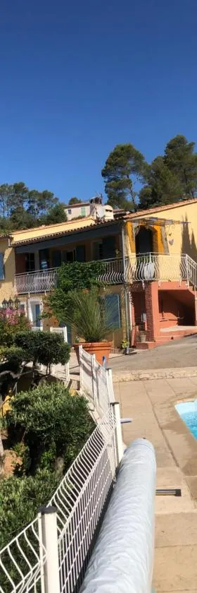Appartement dans la colline，位于Belgentier的酒店
