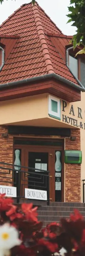 Parton Hotel & Bowling，位于蒂萨凯奇凯的酒店