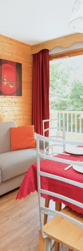 Le Hameau SPA & PISCINE appartement 2 pieces 6pers by Alpvision Residences，位于奥雷勒的酒店