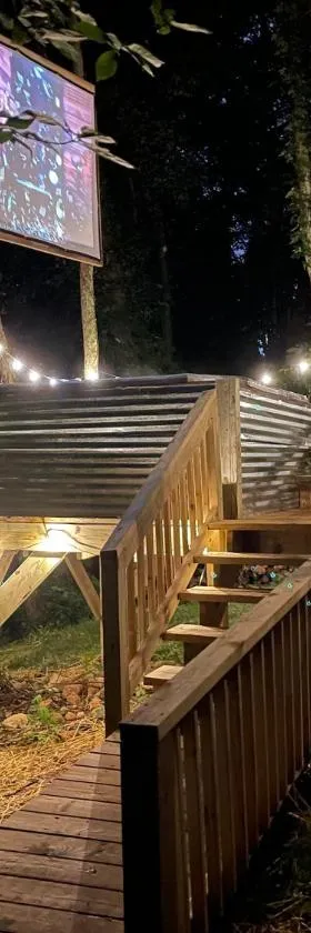 Luxurious Camping -Theater, Hot-Tub, Keg, Fire Pit，位于Jonesville的酒店