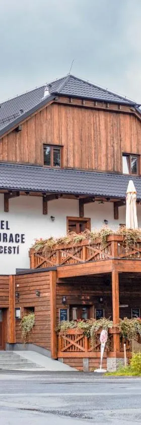 Hotel Na Rozcestí，位于切拉德纳的酒店
