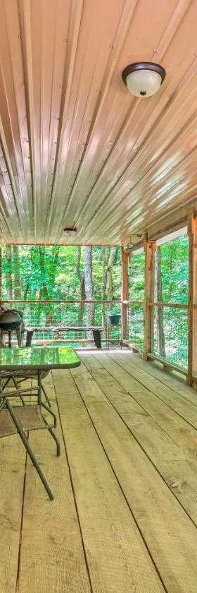 Peaceful Decatur Cabin with Grill and Fire Pit!，位于Decatur的酒店