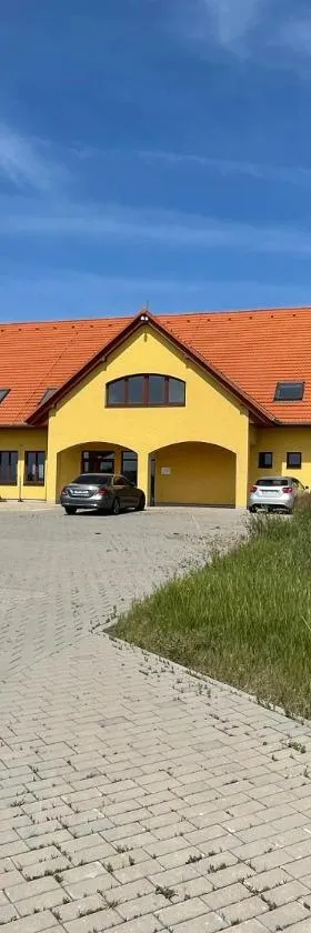 Adama PRO，位于兹诺伊莫的酒店