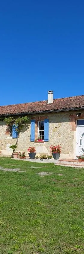 Les Gîtes de LAURES，位于Monblanc的酒店