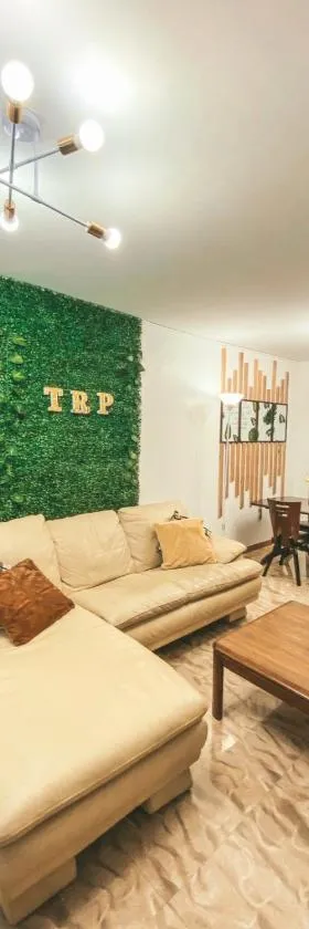 RUSTIC THEMED - 2BR TownHouse - near Clark Airport - TRP4，位于Mining的酒店