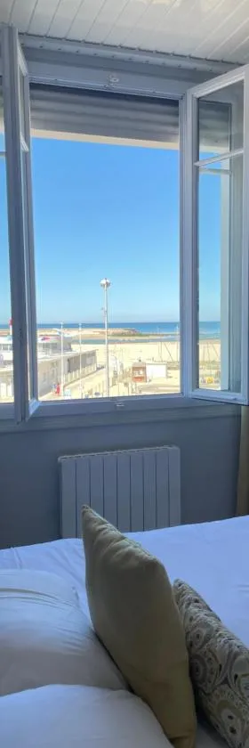莱斯埃姆布伦斯酒店，位于滨海图维列的酒店