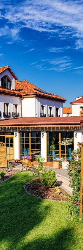 Villa Astra - Apartments & Restaurant，位于奥斯威辛的酒店