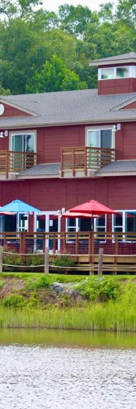 Surry Seafood Company，位于Surry的酒店