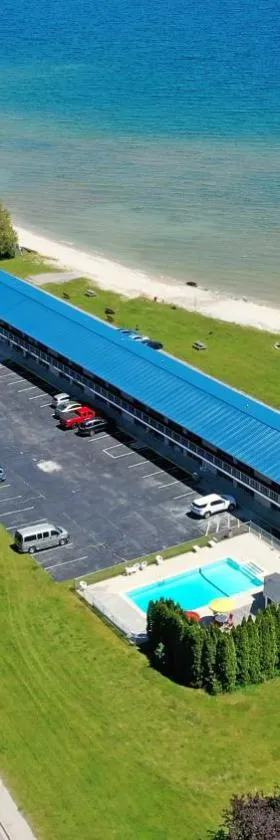 Days Inn & Suites by Wyndham St. Ignace Lakefront，位于圣伊尼亚斯的酒店