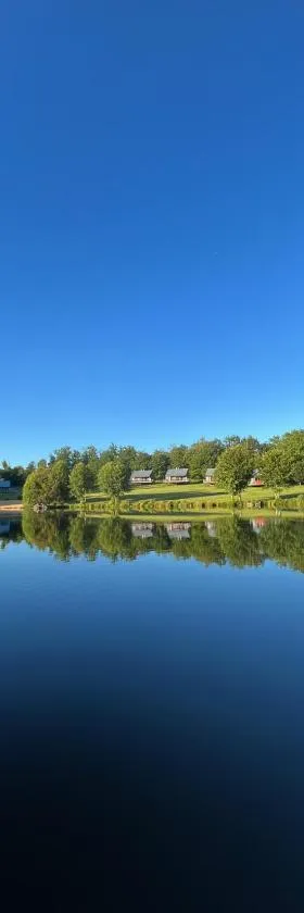 Chalet sur bord de l'eau，位于农特龙的酒店