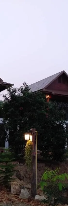 บ้านกลางเกาะ รีสอร์ท，位于乌泰他尼府的酒店