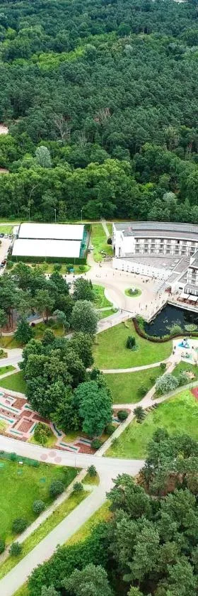 Holiday Inn Resort Warsaw Józefów by IHG，位于约瑟夫乌的酒店
