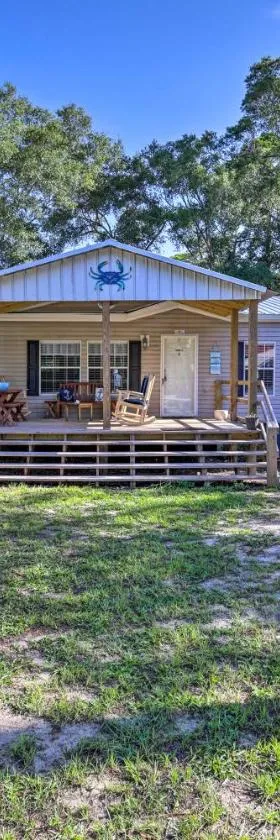 Cozy Steinhatchee House with Fire Pit and Grill!，位于Steinhatchee的酒店