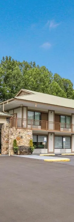 Quality Inn & Suites Mt Chalet，位于克莱顿的酒店