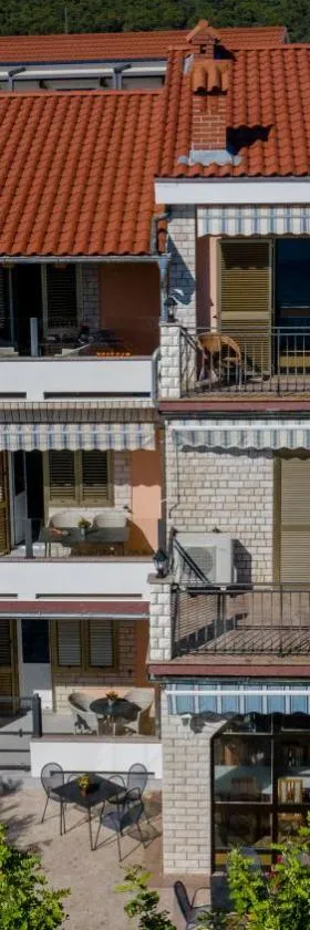 Apartments Vesela，位于班约勒的酒店