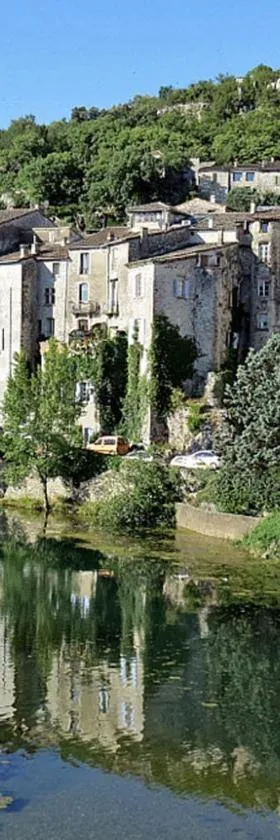 SAUVEURS DE REVES 2 suites indépendantes et un F2 privé dans un hôtel particulier，位于Sauve的酒店