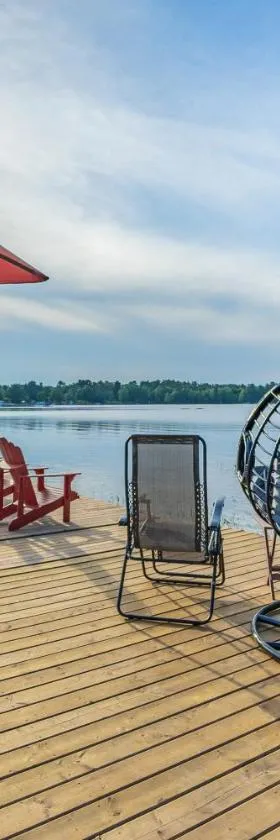 Stunning 3br Waterfront Lake Cottage Hottub&sauna，位于格雷文赫斯特的酒店