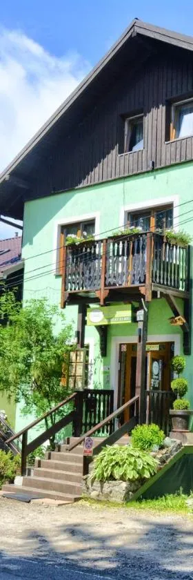 Zajazd Karłów Restauracja & Pokoje Gościnne，位于卡尔洛夫的酒店