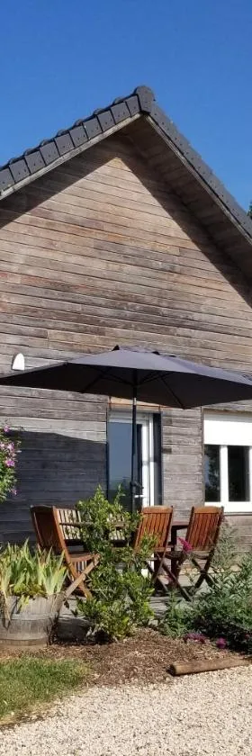 Gîte de la Tuillère, maison contemporaine en bois avec vue et piscine，位于Saint-Aulaire的酒店