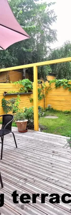 The FIG Studio - "Den Gule Svane" Guest House - near Rønne & Beach，位于伦讷的酒店