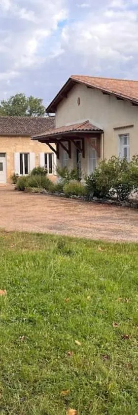 Domaine clos et arboré de 3 ha avec deux maisons，位于Lamothe-Montravel的酒店