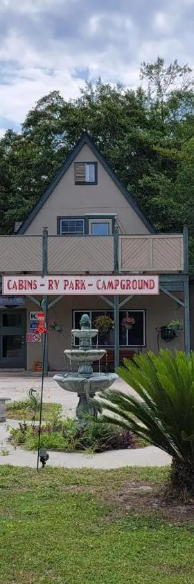 Okefenokee Pastimes Cabins and Campground，位于Stanley Landing的酒店