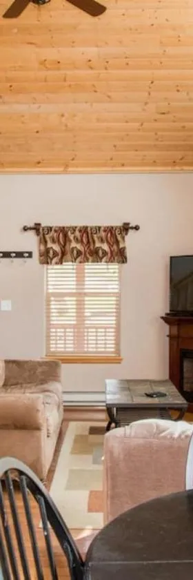 Twin Owls Lodge, Great for families Master bedroom, Loft, full kitchen, Dogs OK，位于埃斯蒂斯帕克的酒店
