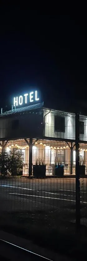 Hôtel Logis Restaurant La Fontaine，位于曼特埃尔的酒店