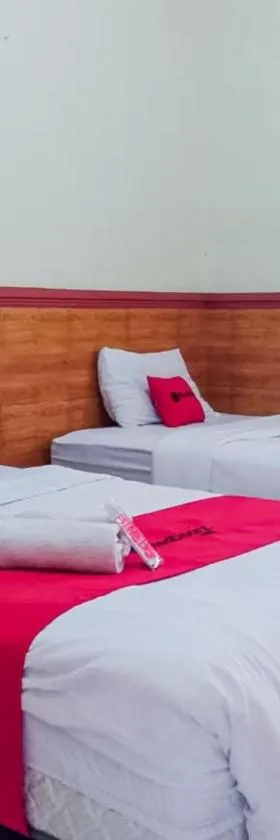 RedDoorz Syariah At Griya Soeratin Pacitan，位于巴芝丹的酒店