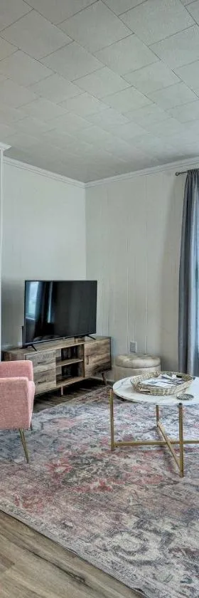 Pet-Friendly Greenville Home with Private Yard，位于Greenville的酒店