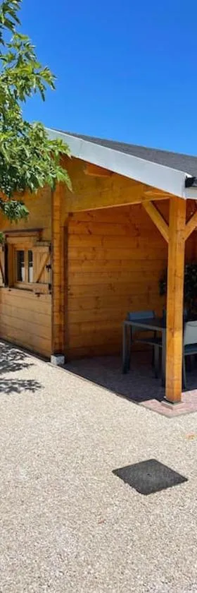 Magnifique chalet aux portes de la Drôme，位于圣朗贝尔达勒邦的酒店